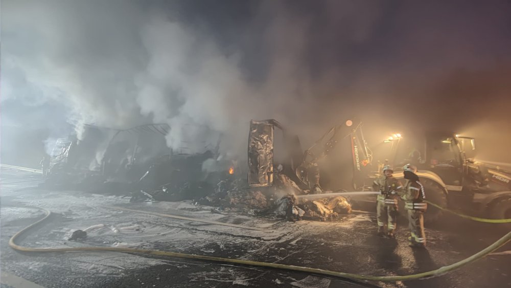 Kumaş yüklü TIR alev alev yandı