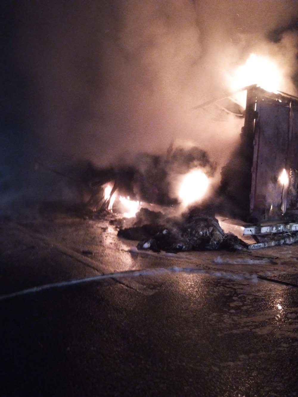 Kumaş yüklü TIR alev alev yandı