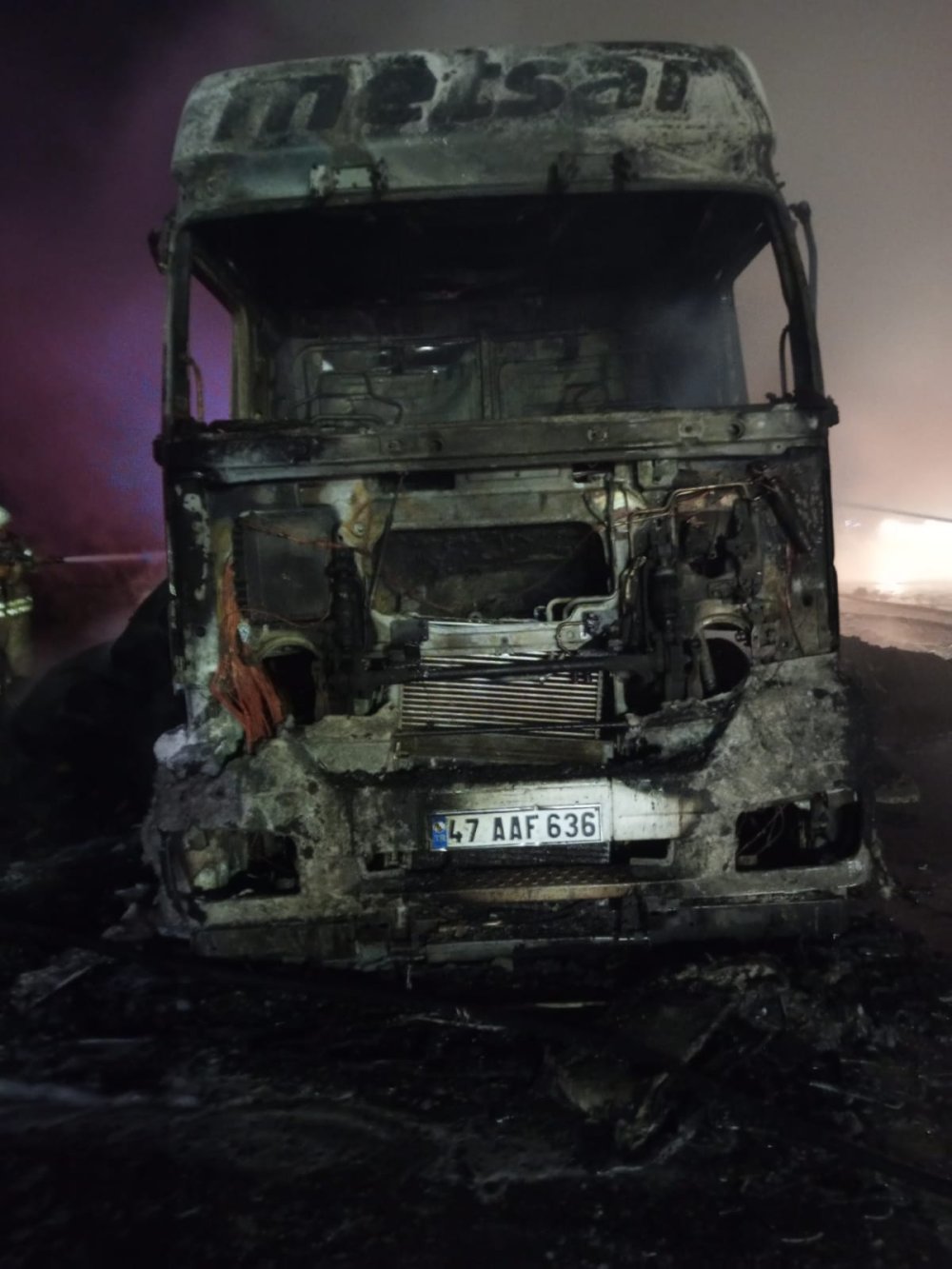 Kumaş yüklü TIR alev alev yandı