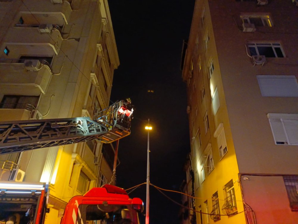 Alevler kısa sürede büyüdü: 6 katli binada yangın paniği