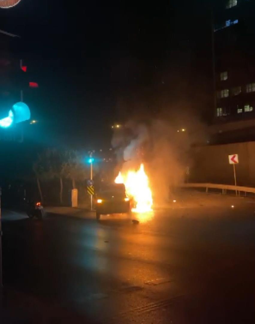Feci kaza! Taksi ile motosiklet alev alev yandı: 1 ölü, 1 yaralı