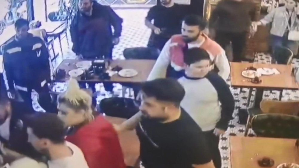 Kefede silahlı kavga! Onlarca erkeğin arasında kaldı...