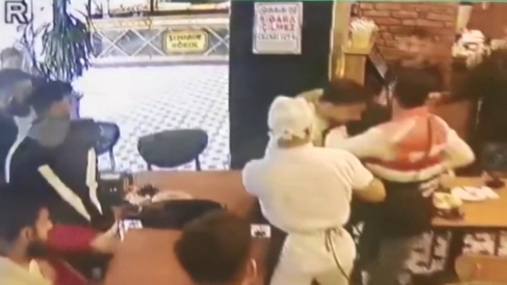 Kefede silahlı kavga! Onlarca erkeğin arasında kaldı...