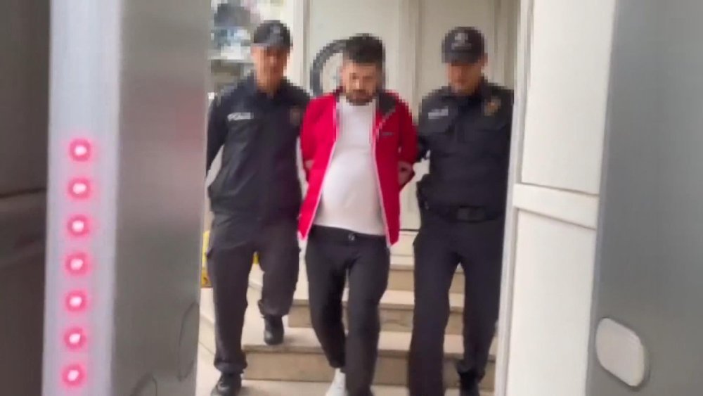 Kefede silahlı kavga! Onlarca erkeğin arasında kaldı...