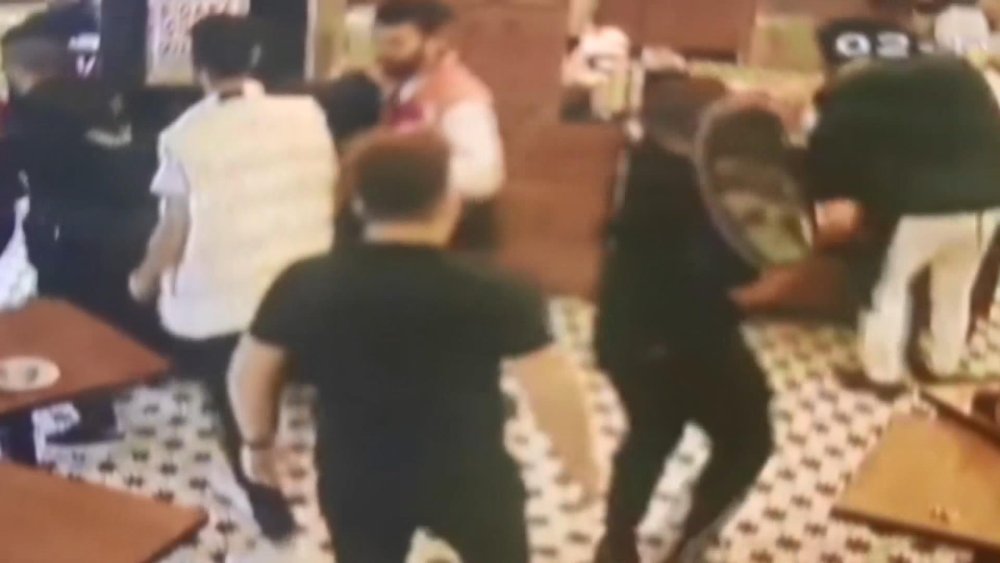 Kefede silahlı kavga! Onlarca erkeğin arasında kaldı...