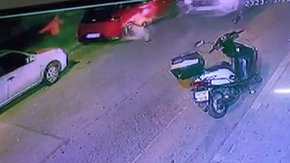 Sokakta oynayan çocuğa araba çarptı