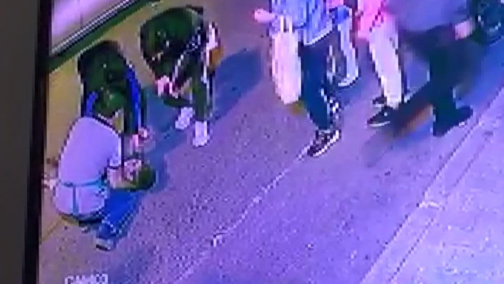 Sokakta oynayan çocuğa araba çarptı