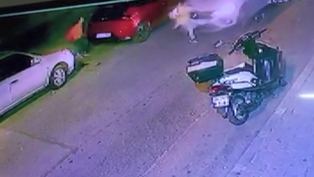 Sokakta oynayan çocuğa araba çarptı