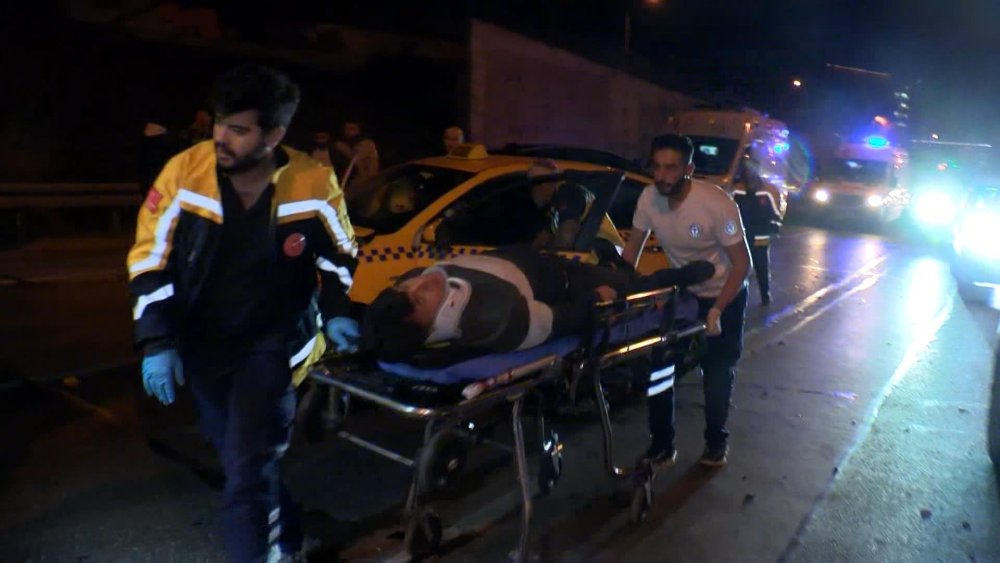 TEM bağlantı yolunda trafiği birbirine katan kaza: Yaralılar var