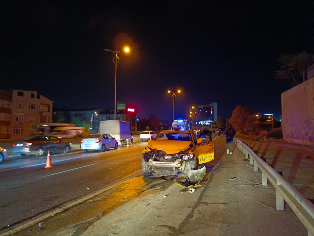 TEM bağlantı yolunda trafiği birbirine katan kaza: Yaralılar var