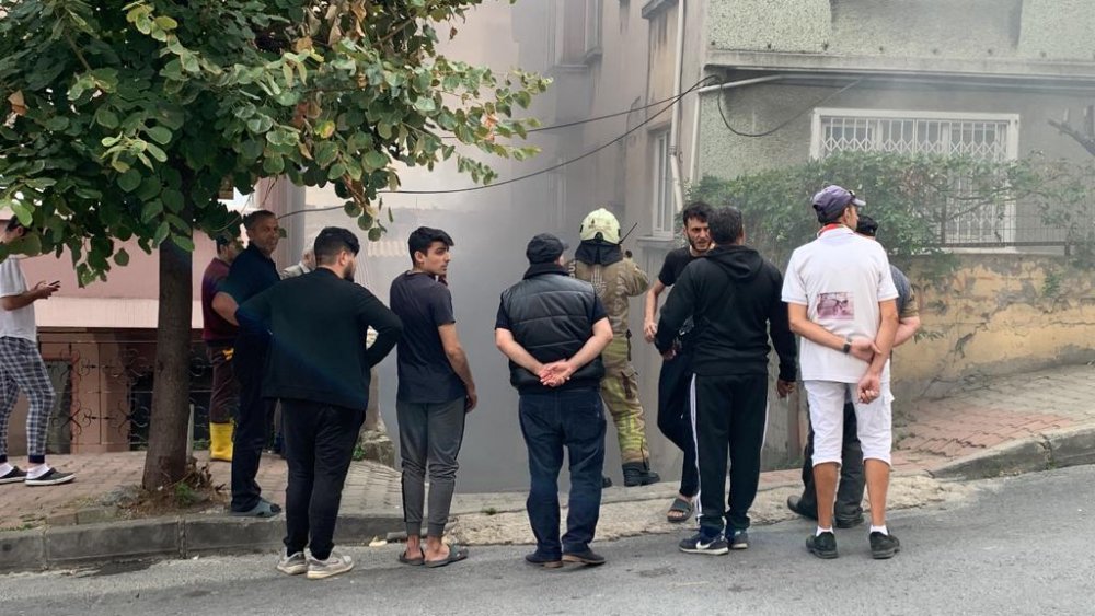 Müzik aleti imalathanesinde korkutan yangın: 2 itfaiyeci etkilendi