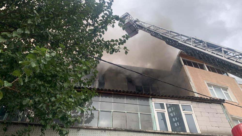 Müzik aleti imalathanesinde korkutan yangın: 2 itfaiyeci etkilendi