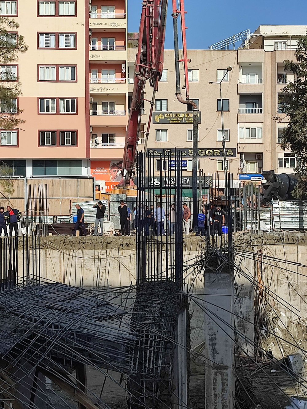 Kütüphane inşaatında çökme: Yaralılar var