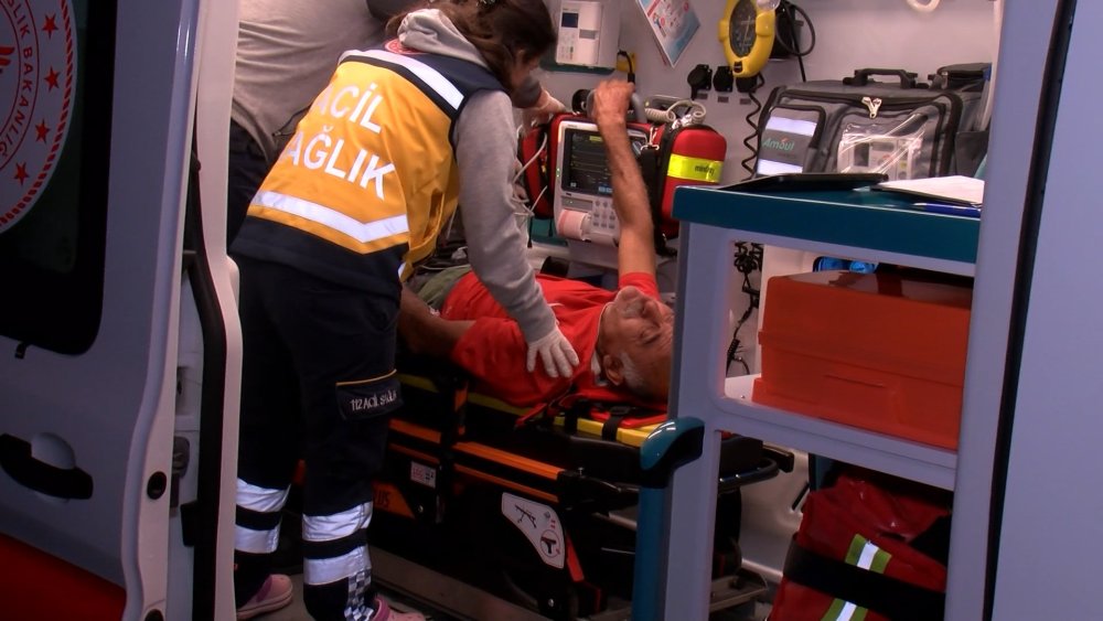 TIR önce bariyerlere ardından park halindeki TIR'a çarptı