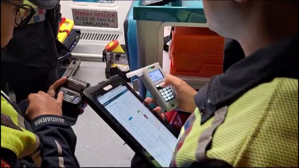 TIR önce bariyerlere ardından park halindeki TIR'a çarptı