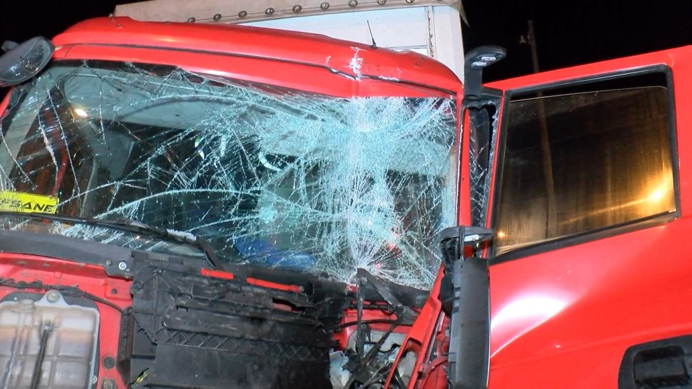 TIR önce bariyerlere ardından park halindeki TIR'a çarptı