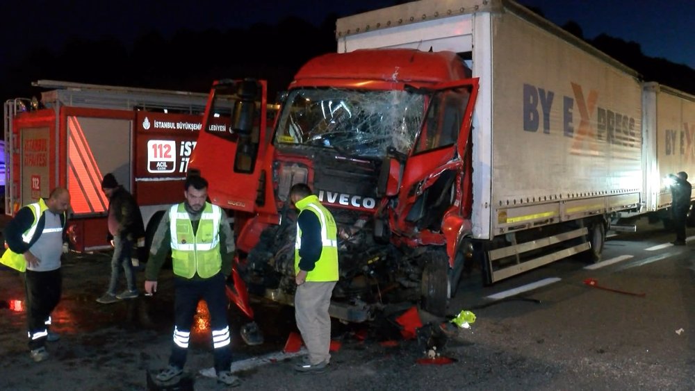 TIR önce bariyerlere ardından park halindeki TIR'a çarptı