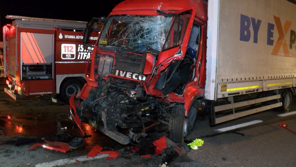 TIR önce bariyerlere ardından park halindeki TIR'a çarptı