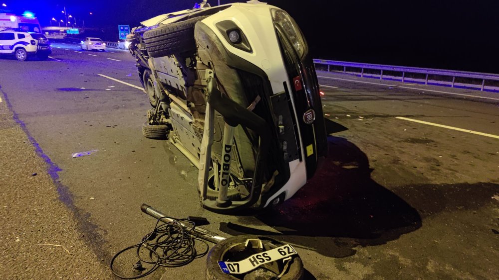 3 araç birbirine girdi: 2'si ağır 9 yaralı