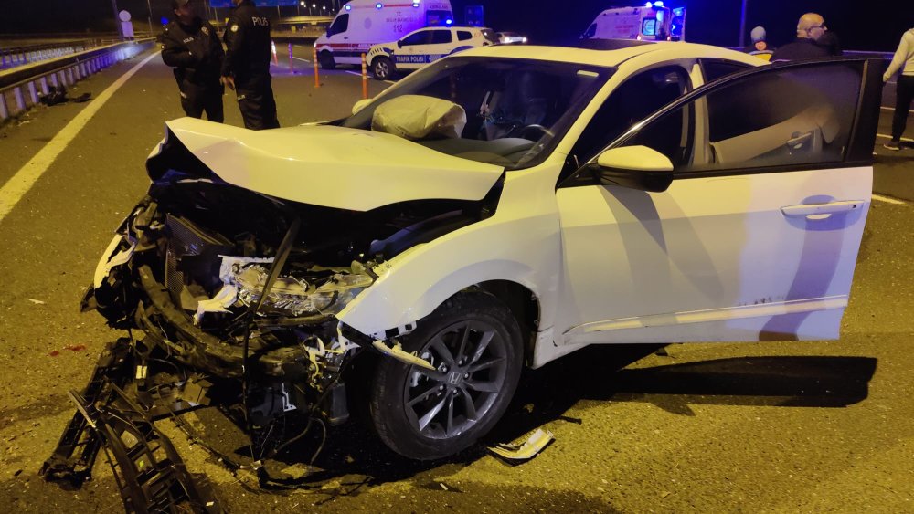 3 araç birbirine girdi: 2'si ağır 9 yaralı