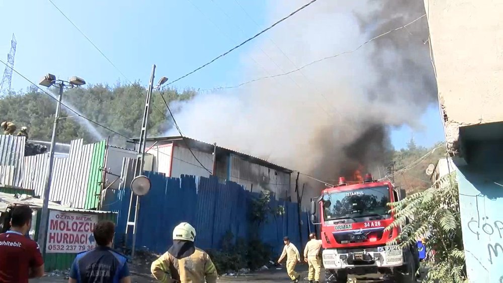 Kağıt deposunda korkutan yangın