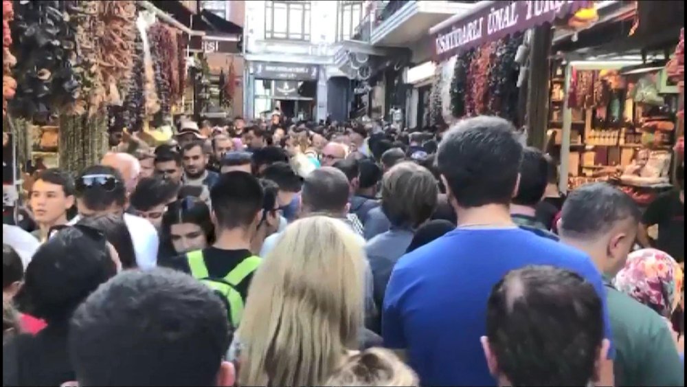 Mısır Çarşısı’nda insan seli