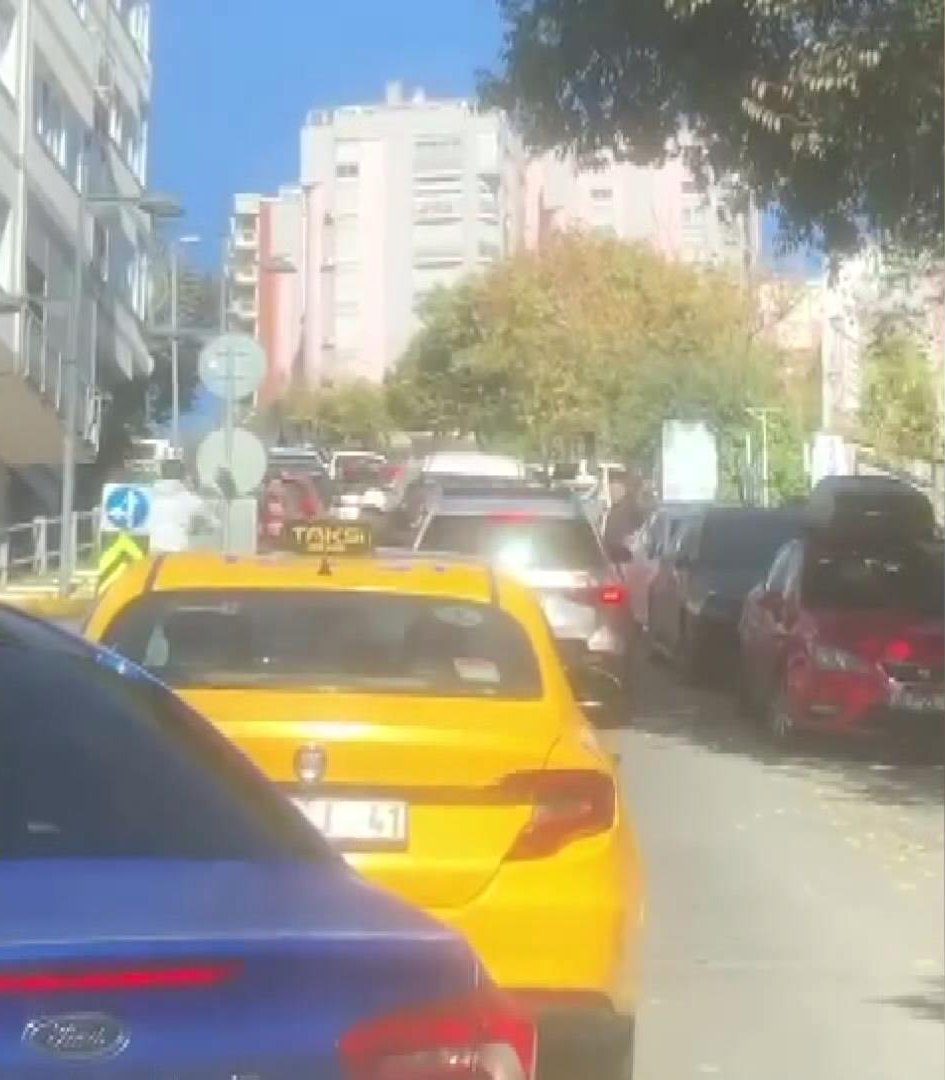Sopalı yol tartışması kameraya yakalandı
