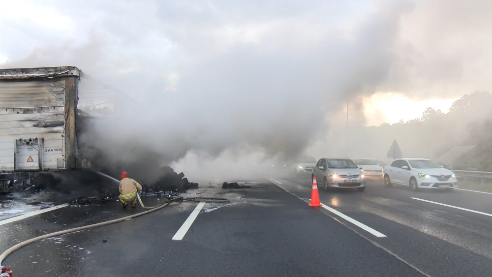Otoyol duman altında kaldı: Görüş mesafesi düştü