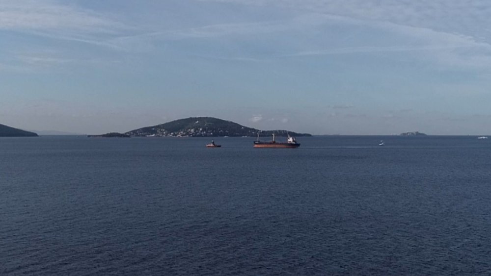 Maltepe açıklarında karaya oturan kuru yük gemisi kurtarıldı