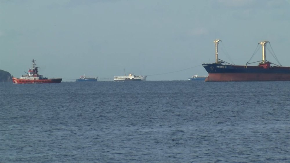 Maltepe açıklarında karaya oturan kuru yük gemisi kurtarıldı