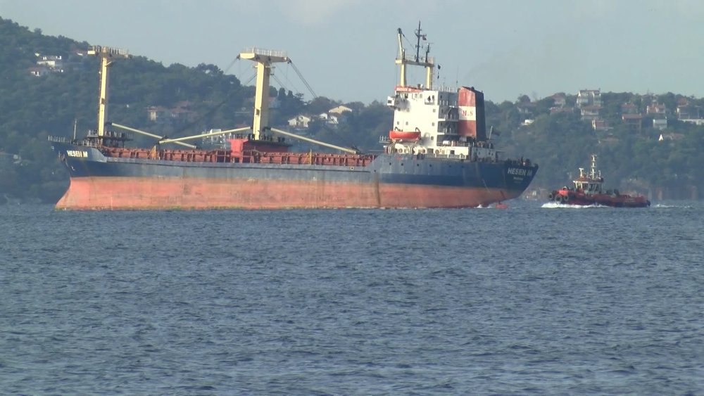 Maltepe açıklarında karaya oturan kuru yük gemisi kurtarıldı