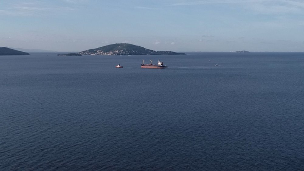 Maltepe açıklarında karaya oturan kuru yük gemisi kurtarıldı