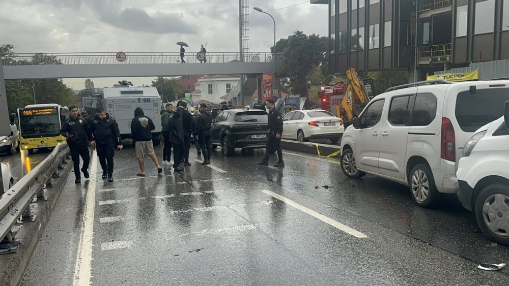 14 araç birbirine girdi, yol ulaşıma kapatıldı