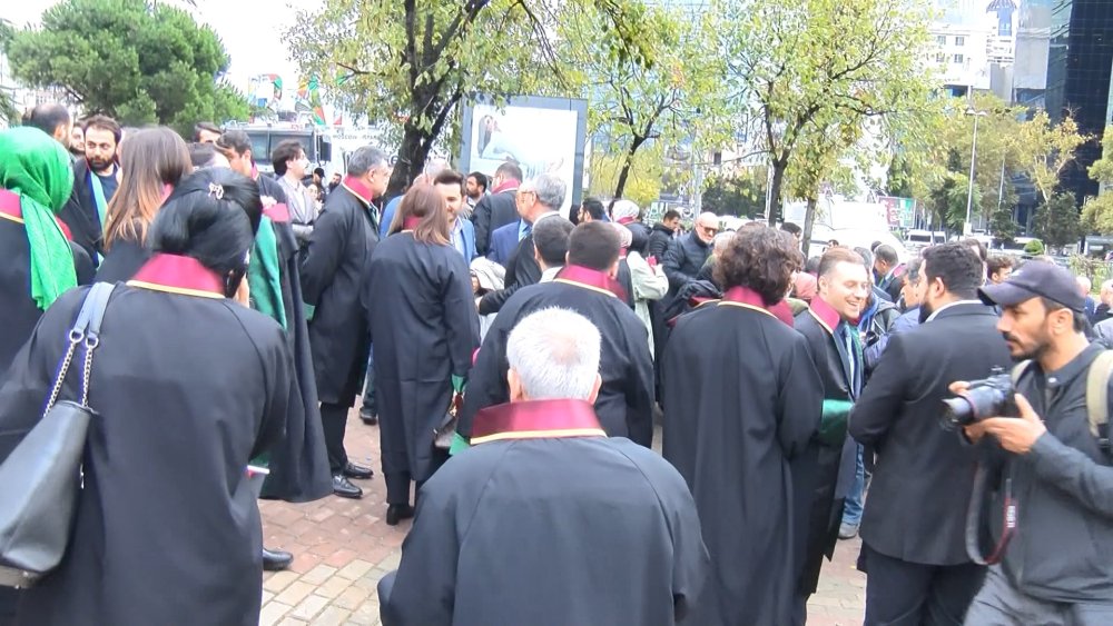 Avukatlar konsolosluk önünde Gazze'deki saldırıları protesto etti