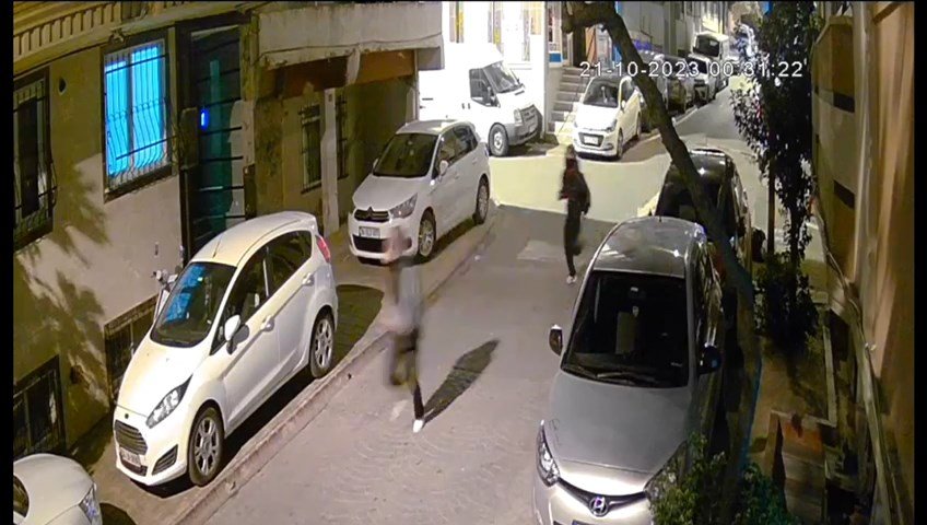 Biri arabayı parçaladı, diğeri kameraya kaydetti