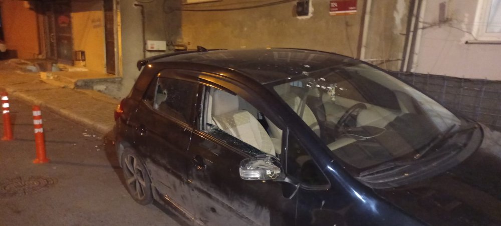 Biri arabayı parçaladı, diğeri kameraya kaydetti