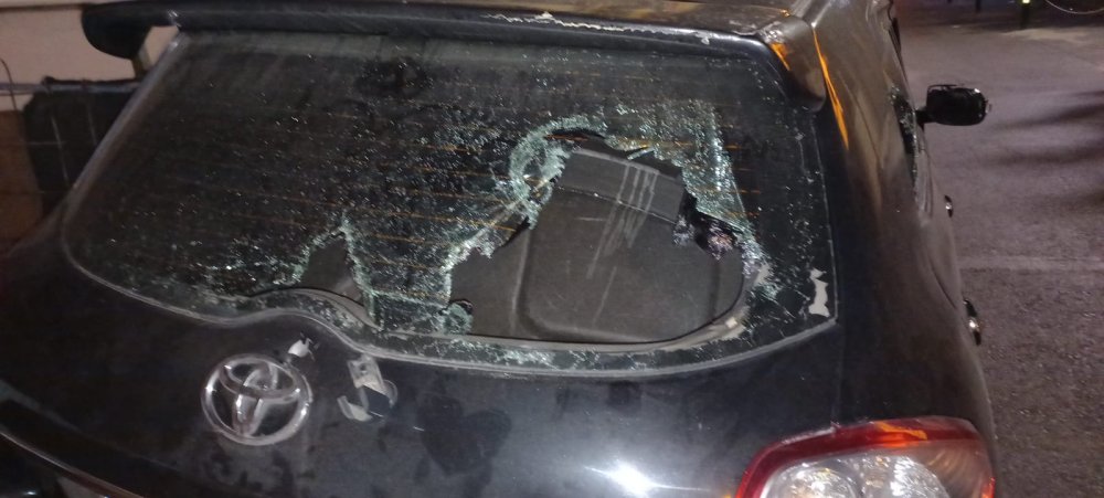 Biri arabayı parçaladı, diğeri kameraya kaydetti