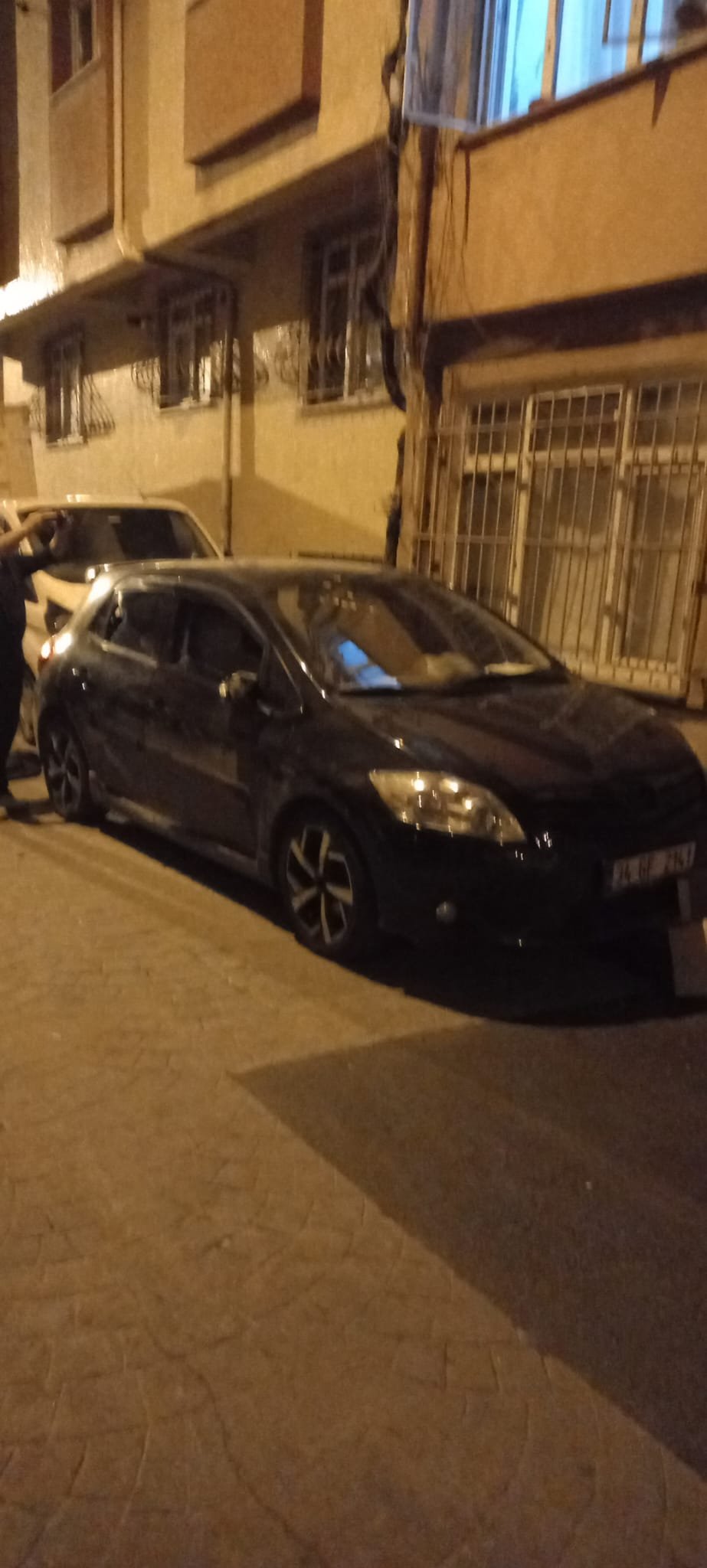 Biri arabayı parçaladı, diğeri kameraya kaydetti