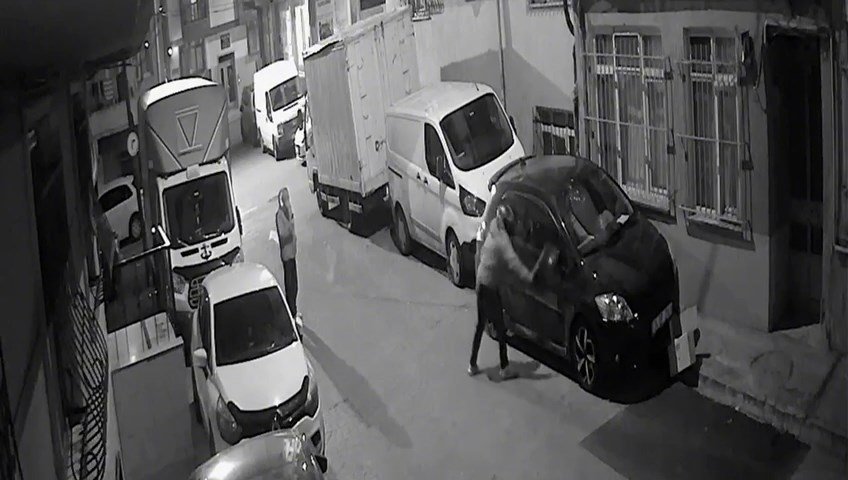 Biri arabayı parçaladı, diğeri kameraya kaydetti