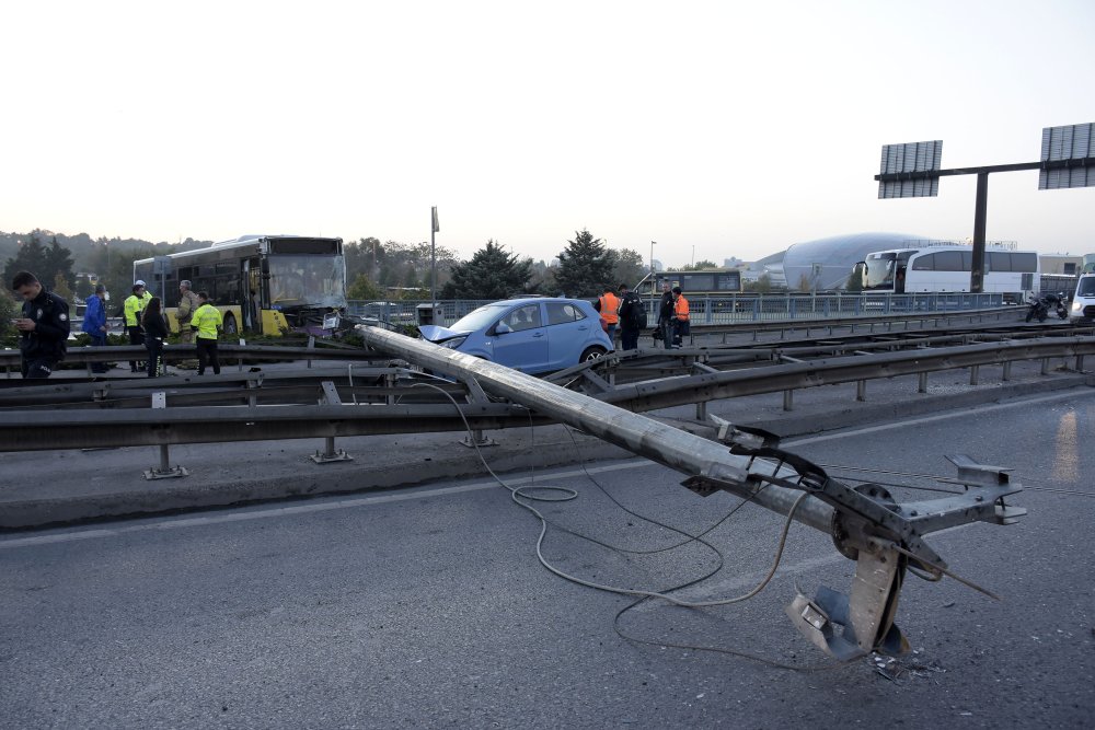 İETT otobüsü direği devirdi: Yol kapandı