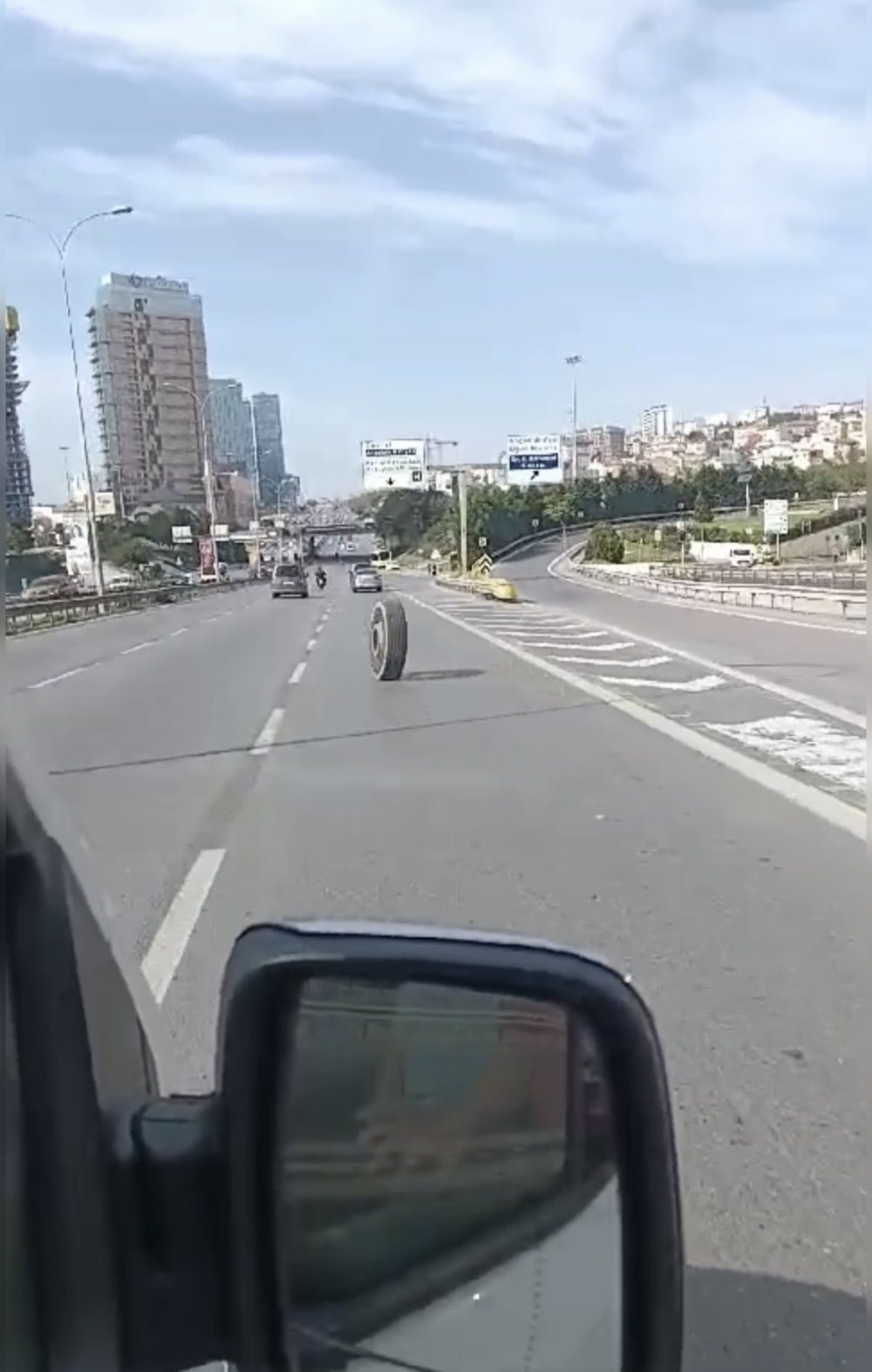 Vinçten fırlayan lastik panik yarattı!