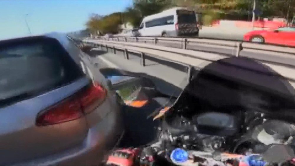Motosikletlilerin kazası kask kamerasına takıldı