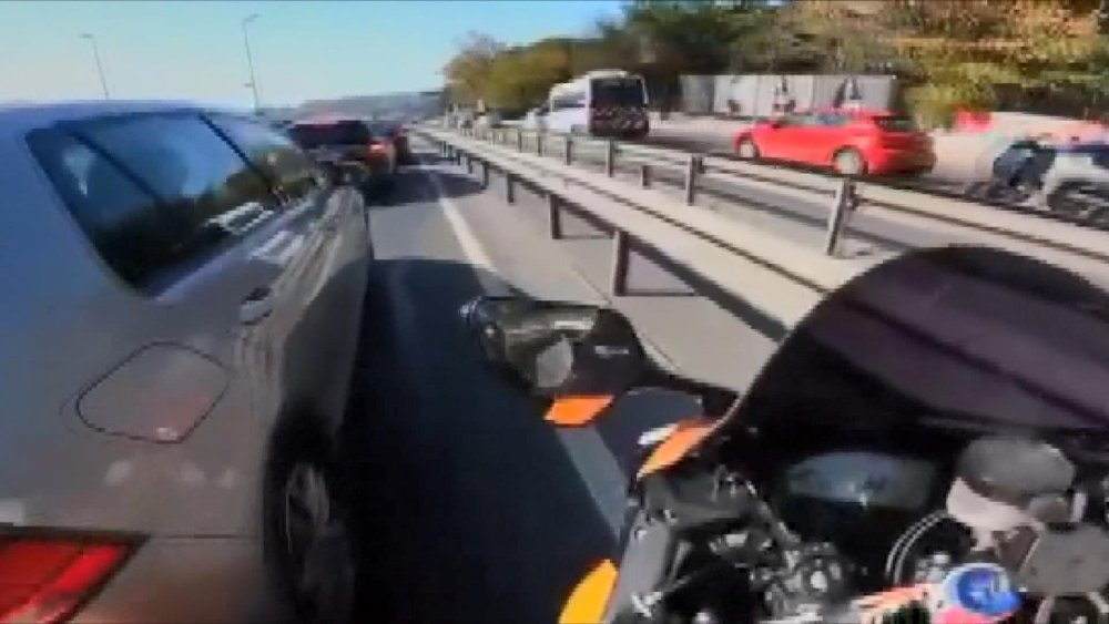 Motosikletlilerin kazası kask kamerasına takıldı