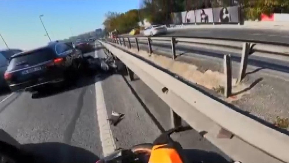 Motosikletlilerin kazası kask kamerasına takıldı