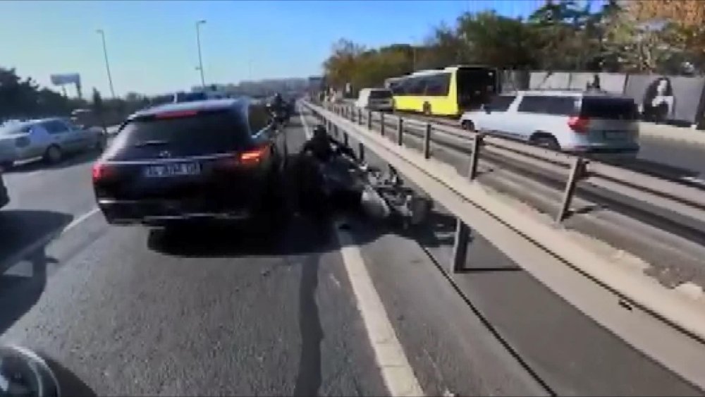 Motosikletlilerin kazası kask kamerasına takıldı