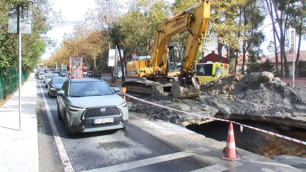 Su borusu patladı, yolda çökme oluştu