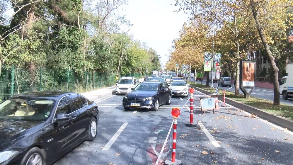 Su borusu patladı, yolda çökme oluştu