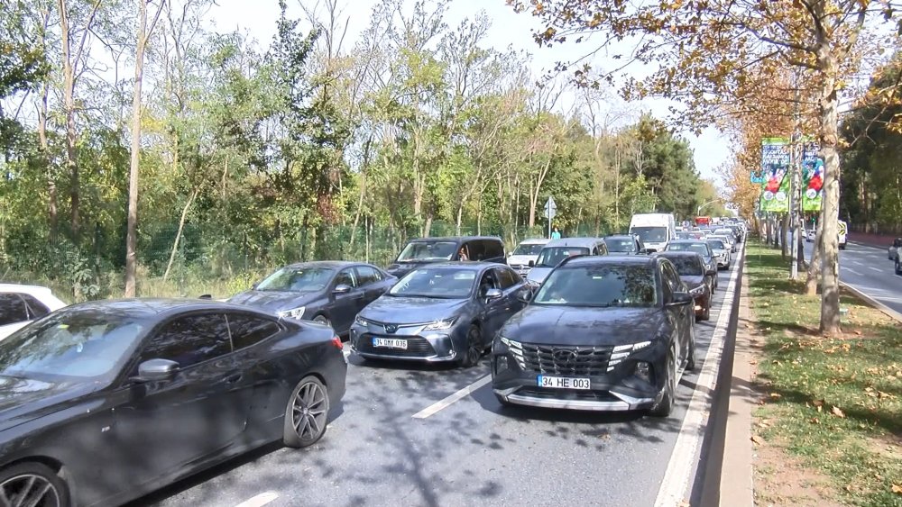 Su borusu patladı, yolda çökme oluştu