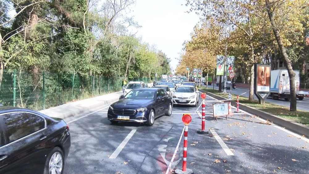 Su borusu patladı, yolda çökme oluştu