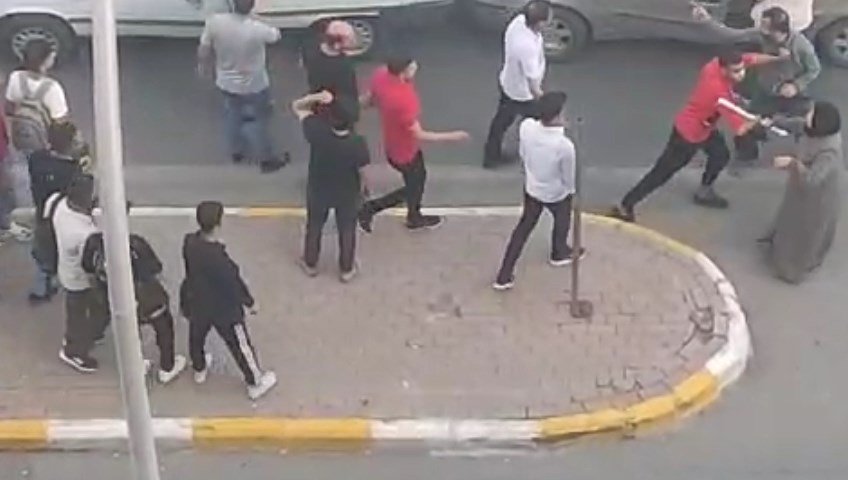 Kaza sonrası ortalık savaş alanına döndü: İki grup yumruk ve sopalarla birbirine girdi